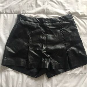 🖤 VESTIQUE BLACK FAUX LEATHER PLEATED SHORTS! 🖤